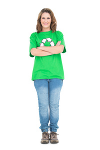 穿绿色 t 恤与回收符号过境武器的女人