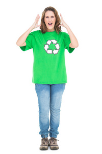 穿绿衬衫与回收符号尖叫的女人
