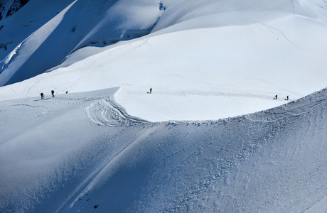雪地痕迹的瑞士的阿尔卑斯山的山峰