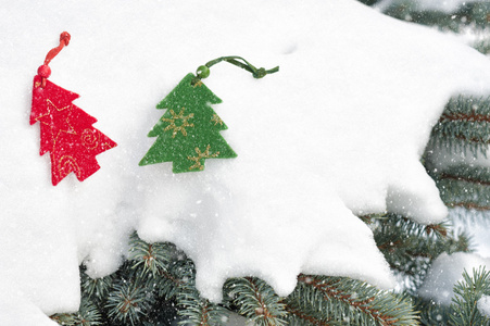 圣诞节树玩具在降雪图片