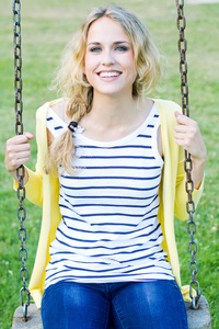 年轻的金发女孩在公园