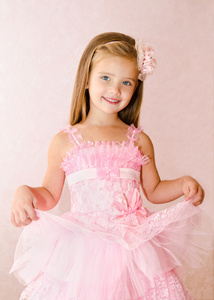 穿公主裙的可爱微笑小女孩的肖像