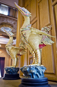 天鹅雕像艺术装饰与木室背景