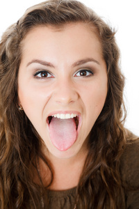 年轻女性显示的舌头