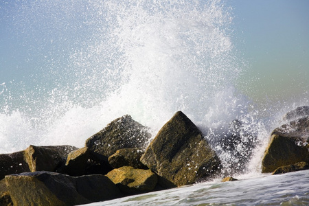 巨浪向岩石的水
