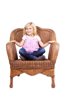 坐在一把椅子上的小女孩