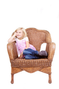 坐在一把椅子上的小女孩