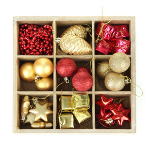 木盒子装满圣诞装饰品，孤立在白色