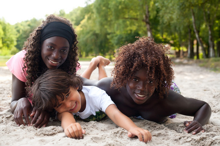 微笑在海滩上的少数民族儿童图片
