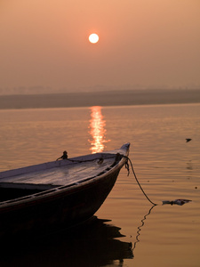 小船在水中，瓦拉纳西，印度