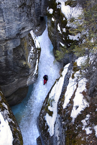 人走在冬天，艾伯塔省，加拿大的玛琳峡谷