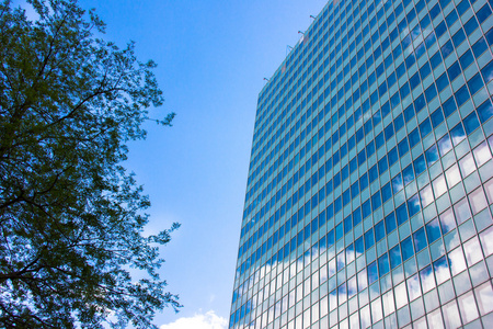 摩天大楼视图与蓝蓝的天空