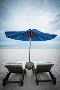 沙滩椅和伞