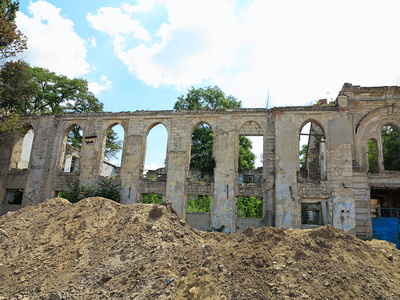 墙体与植被的中世纪城堡的废墟