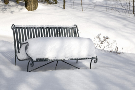 冰雪覆盖的长椅上，在冬天，魁北克，加拿大
