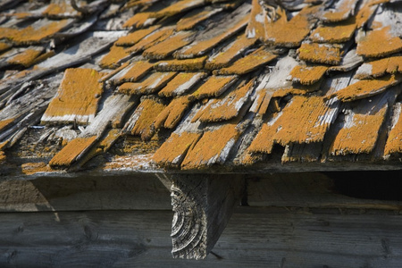 古老的屋檐，与木瓦需要修理