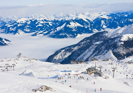 卡普伦，kitzsteinhorn 冰川的滑雪胜地。奥地利