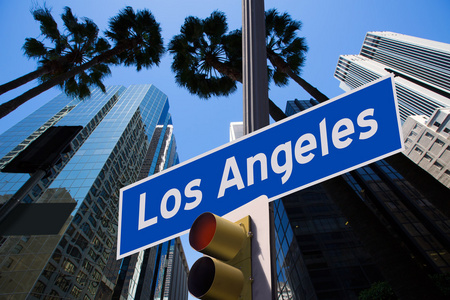 洛杉矶洛杉矶标志在红灯照片上装载市中心