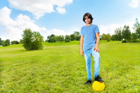男孩站与足球球