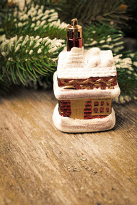 云杉分支与雪和圣诞树装饰品