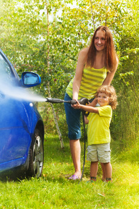 母亲和儿子洗车