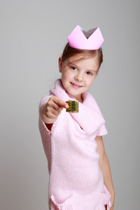 粉红色针织穿裙子的女孩图片