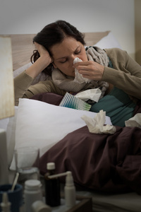 生病感冒打喷嚏的在床上的女人