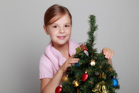 微笑女孩附近一棵圣诞树