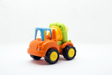 颜色的玩具车。在白色背景上孤立