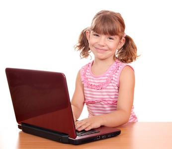 快乐的小女孩用的笔记本电脑