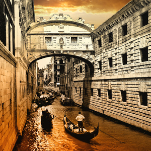 日落大道的威尼斯。风景区的桥梁