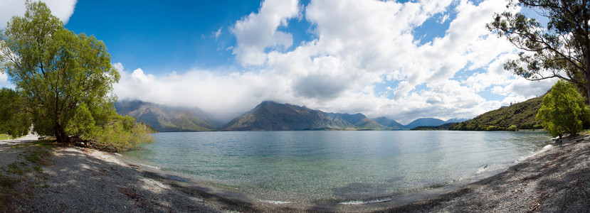 湖和山附近皇后镇，南岛，新西兰蓝色天空中的美丽的全景视图