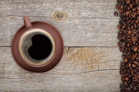 木制表纹理上杯咖啡