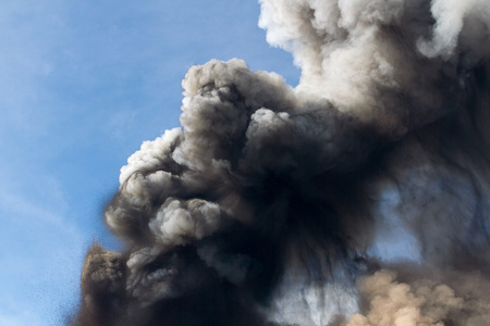 埃特纳火山爆发 2012 年 4 月