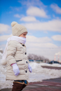 小可爱的快乐女孩在雪地里走在阳光明媚的冬日