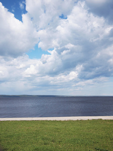 湖 天空和草地。彼得，俄罗斯卡累利阿