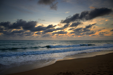 在普吉岛的迈考海滩的日落