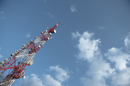 大型通讯塔对抗天空