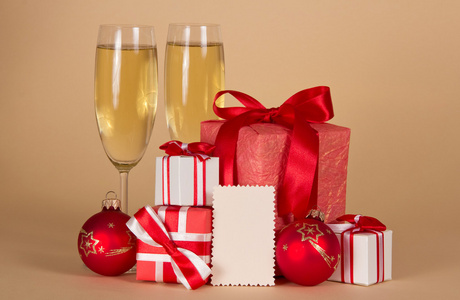 葡萄酒杯香槟 圣诞礼品和玩具和空卡米色背景上的消息