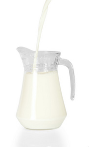 其中一个水罐，孤立在白色的大量涌入的牛奶