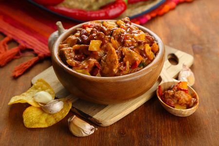 辣椒玉米 carne传统的墨西哥食物，在木碗里上餐巾，木制背景上