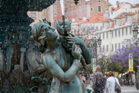 在里斯本的罗西奥广场青铜喷泉