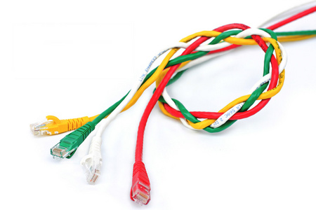 USBkabel isoleras p vit bakgrund孤立在白色背景上的 usb 电缆