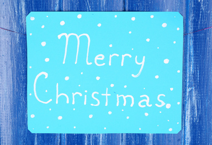 招牌与词语圣诞快乐上蓝色木制表背景特写