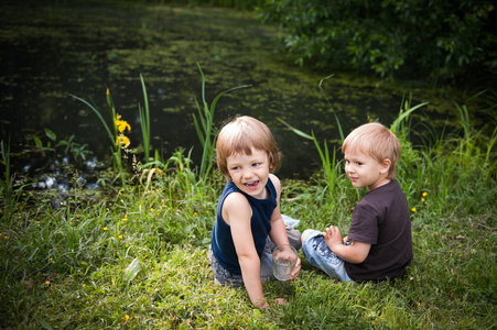 在一个池塘上的两个快乐男孩