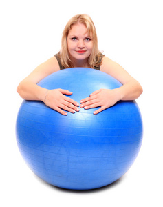 超重的年轻女子，与蓝健身球