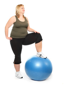 拍摄的一个超重的年轻女子，与上一个白色的背景的蓝色球