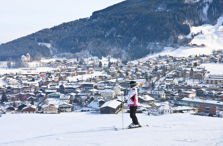 卡普伦，kitzsteinhorn 冰川的滑雪胜地。奥地利