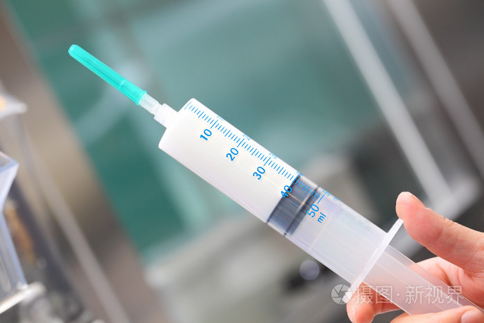 在护士的手中的白色药大注射器