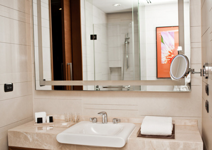 干净的酒店浴室水槽和水龙头